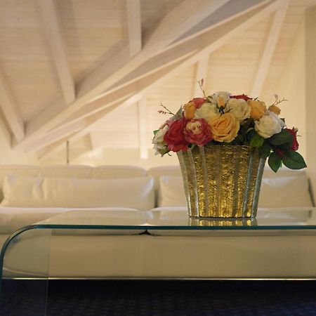 Villa Angela - Italian Homing デセンツァーノ・デル・ガルダ エクステリア 写真